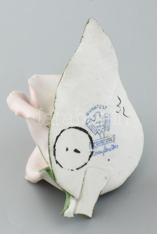 3 db kis porcelán figura (Aquincumi rózsa, pillangó, boci akasztóval). Kézzel festettek, az egyik jelzett, kis kopással. - Image 3