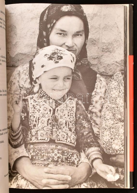Kósa László - Szemerkényi Ágnes: Apáról fiúra. Néprajzi kalauz. Bp, 1973, Móra Ferenc Könyvkiadó. Sáros András Miklós rajzaival és fekete-fehér fotókkal illusztrálva. Kiadói egészvászon kötésben, kissé karcos papír - Image 3