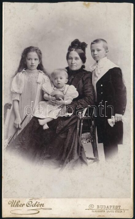 Uher Ödön Budapest kabinetfotó: nagymama unokáival. Hátoldalt sérült. 11x17 cm