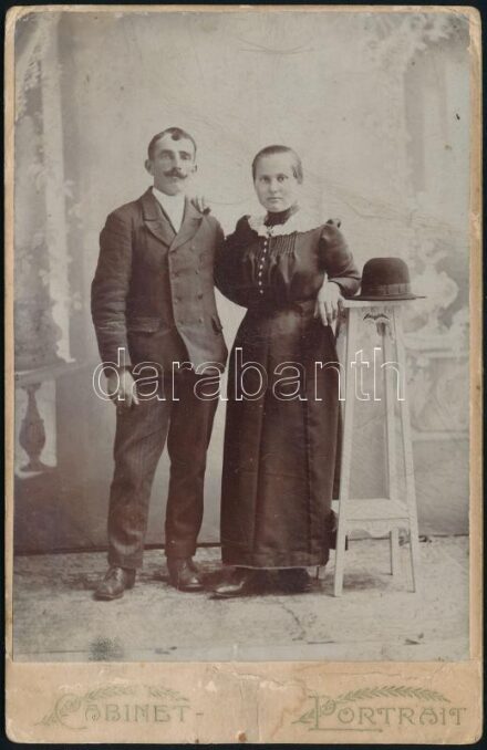 Jelzetlen kabinetfotó párról Hátoldalt sérült. 11x17 cm