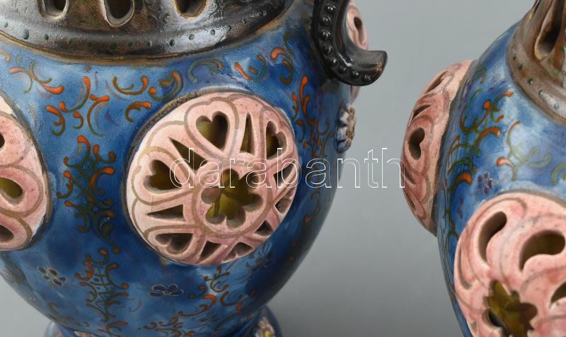 Fischer díszkancsó-pár. Formába öntött porcelánfajansz, dupla falú áttört díszítéssel. Felületén kidomborodó, áttört medalionok és színes zománccal festett keleties virágdekor. Talpperemeken tűzrepedés, néhány részén, - Image 2