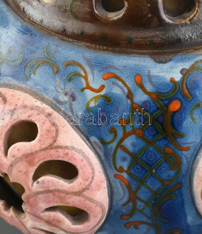 Fischer díszkancsó-pár. Formába öntött porcelánfajansz, dupla falú áttört díszítéssel. Felületén kidomborodó, áttört medalionok és színes zománccal festett keleties virágdekor. Talpperemeken tűzrepedés, néhány részén, - Image 3