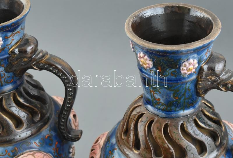 Fischer díszkancsó-pár. Formába öntött porcelánfajansz, dupla falú áttört díszítéssel. Felületén kidomborodó, áttört medalionok és színes zománccal festett keleties virágdekor. Talpperemeken tűzrepedés, néhány részén, - Image 4
