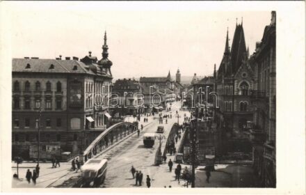 Kolozsvár, Cluj; Szamoshíd környéke, autóbuszok, fali reklámok, Minerva gyógyszertár, Schieb & Co. és Barabás üzlete, Segesváry & Co. / Somes river bridge, buses, advertising posters, pharmacy, shops