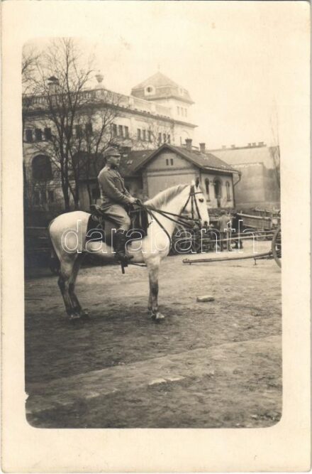 Budapest VIII. Ludovika udvara, lovaskatona. photo