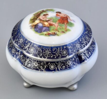 Cseh altwien bonbonierre, matricás porcelán, kopott, jelzett, m: 6 cm, d: 9 cm