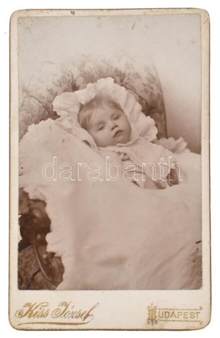 cca 1900 Baba, keményhátú fotó Kiss József budapesti műterméből, 11×6,5 cm