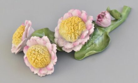 Herendi porcelán tavirózsa. Kézzel festett, jelzett, kis lepattanással. 14 cm