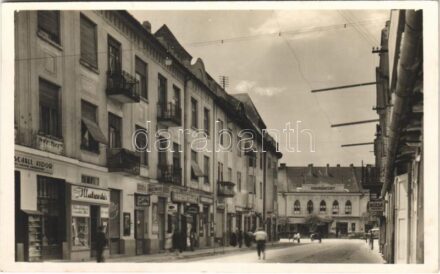 1942 Zombor, Sombor; Vadászkürt szálloda, utca, Schall Vidor, illatszertár, asztalos, harisnyaház és Rózsa István üzlete / hotel, street, perfume shop