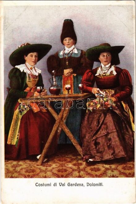 Costumi di Val Gardena (Dolomiti) / South Tyrolean folklore from the Dolomites, ladies in traditional costumes (fl)
