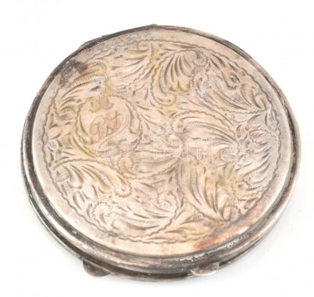 Ezüst (Ag) pudrié, fedelén 'Pisti' felirattal, jelzett, kissé kopottas, d: 6,5 cm, nettó: 44,7 g