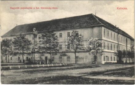 1915 Kalocsa, Nagyobb papnevelde a Szentháromság téren, Szentháromság szobor. Jurcsó Antal kiadása