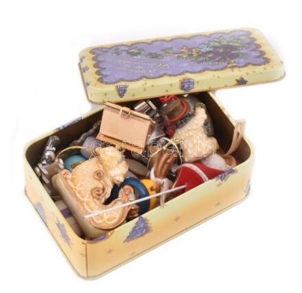 Kis fém dobozban karácsonyfadíszek, kitűző, csipesz, egy-két Kinder figura, stb.