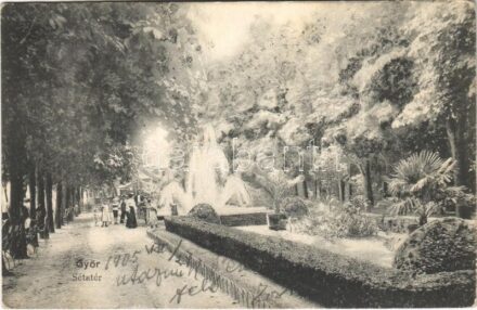 1905 Győr, Sétatér, szökőkút. M.T. és F.I. Koch Willy kiadása (fl)