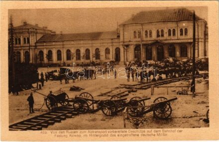 Kaunas, Von den Russen zum Abtransport vorbereitete Geschütze auf dem Bahnhof der Festung Kowno, im Hintergrung das eingetroffene deutsche Militär / WWI German military arriving in front of the railway station, Russian cannons / Első