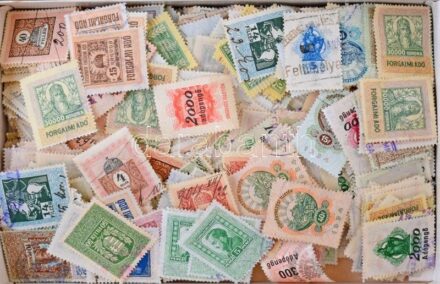 Kb 1.600 db magyar okmánybélyeg ömlesztve dobozban / 1.600 Hungarian fiscal stamps in a box