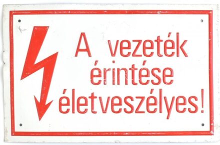 'A vezeték érintése életveszélyes!' fém tábla, kopásnyomokkal, 16,5×25 cm