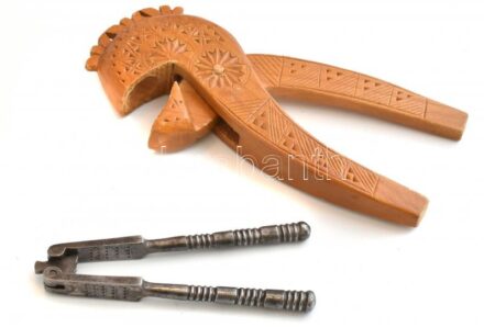 2 db diótörő, fém és fa, h: 13,5 és 21 cm