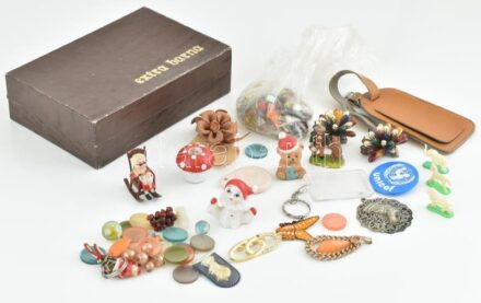 Vegyes bolha tétel, Extra Barna papírdobozban, üveggolyó, kitűző, kerámia maci és bohóc, névjegykártyatartó, stb.