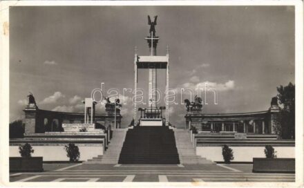 1939 XXVIII. Országos Katolikus Nagygyűlés oltára Budapesten a Hősök terén. Bardon Alfréd okl. építészmérnök műve / 28th Hungarian National Catholic Congress