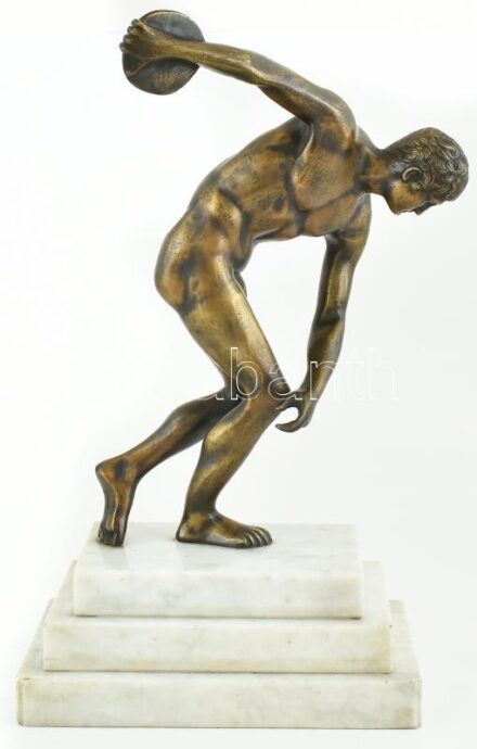 Diszkoszvető, patinázott bronz, márványtalpon, jelzés nélkül. m: 37 cm