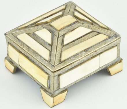 Közel-Keleti fém dobozka csont berakással, kopott, sérült 12x11x9 cm