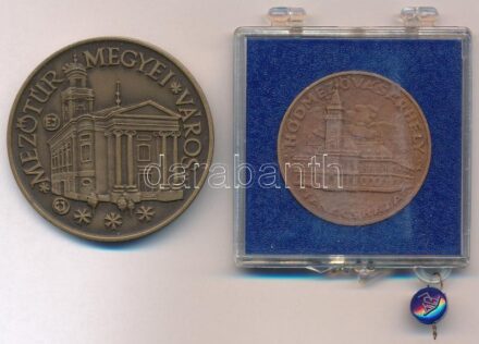 Garamkeszi János (1936-2014) 1984. 'Mezőtúr megyei város / 10 éves a MÉE Mezőtúri Csoportja' kétoldalas bronz emlékérem (42,5mm) + Csúcs Viktória (1934-1993) DN 'Hódmezővásárhely Tanácsháza' kétoldalas bronz emlékérem