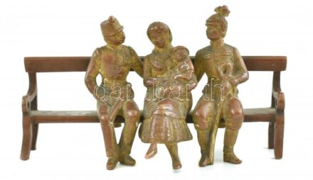 I. Világháborús katonák a padon és anya gyermekével. Bécsi bronz, jelzés nélkül, kopott, 1915 körül. m: 5 cm