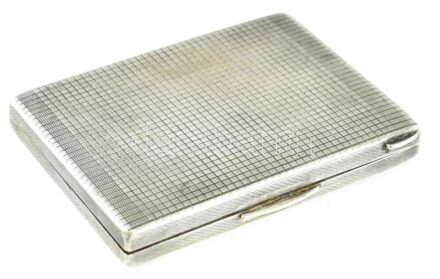 Ezüst (Ag) cigarettatárca. Jelzett, belül kissé kopott, a zsanérnál kis rozsdafoltokkal, 94 g, 8x6 cm