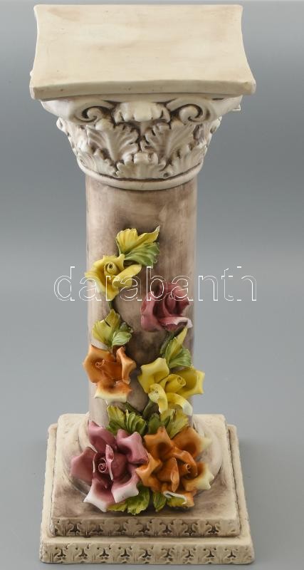 Olasz posztamens, kézzel festett porcelán, jelzett, sérült, m: 44 cm