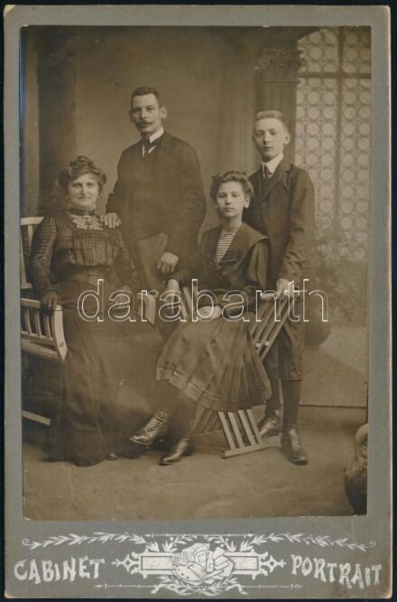 cca 1910 Családi portré, keményhátú fotó özv. Bienenfeld Zsigmondné városligeti műterméből, 16,5×10,5 cm
