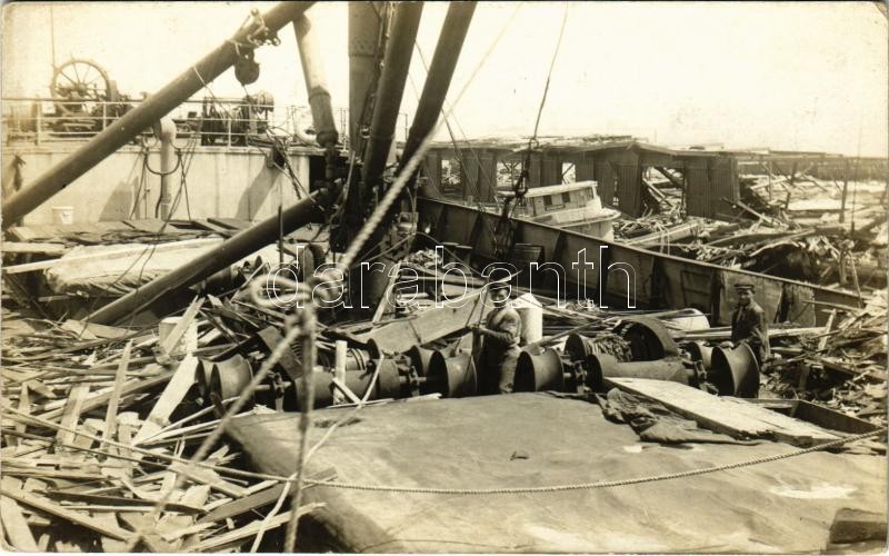 1916-17 SS 'MORAWITZ' egycsavaros tengeri áruszállító gőzhajó hurrikán után Amerikában, matrózok a fedélzeten a roncsok között / Hungarian cargo steamship after the hurricane in the USA. photo