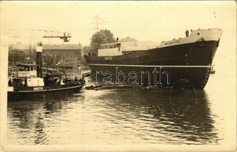 ~1943 'MAGYAR VITÉZ' tengeri áruszállító hajó és 'BERETTYÓ' csavaros vontató gőzhajó / Hungarian steamships. photo