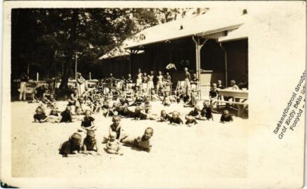 1932 Fonyód-Bélatelep, Székesfővárosi árvaházak Gróf Zichy Béla üdülőtelepe, kopaszra nyírt gyerekek. photo