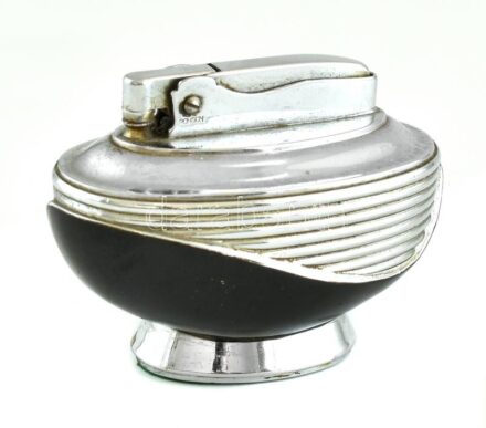 Ezüstözött asztali öngyújtó. Kopott. Jelzett: Ronson Qeen Anne Trade Mark made in England. m: 7 cm