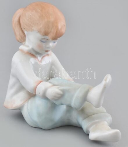 Aquincumi porcelán kislány, kézzel festett, jelzett, kis kopásnyomokkal, 13×10 cm