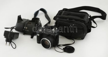 HP Photosmart 945 digitális fényképezőgép. Modell: GRLYB-0310. Auto focus 8x optical zoom, (f 2.8-3.1, 7.6-61mm) objektívvel. Tokban. 1 db 32 Mb-os és 1 db 256 Mb-os memória kártya. Akku töltő tápegységgel. Magyar nyelvű kézikönyv.