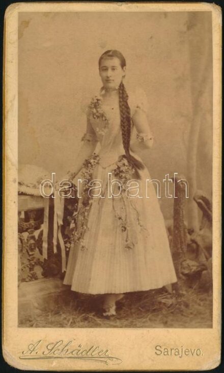 cca 1890 Fiatal hölgy műtermi fotója Schädler szarajevói műterméből, 11×6,5 cm