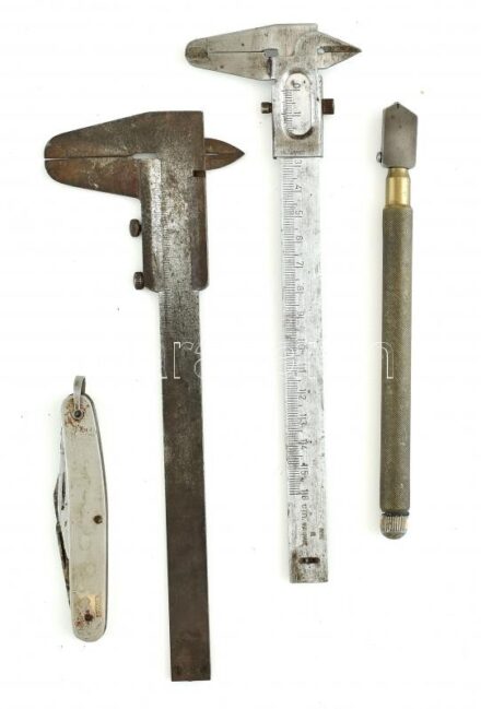 vegyes szerszámok, tolómérő, üvegvágó, bicska, kopott.