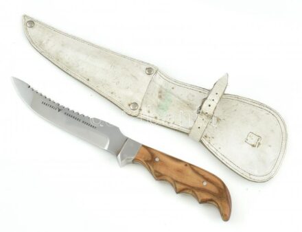 Fa nyelű acél vadászkés, GRAYBULL Hungary jelréssel, bőt tokban. h: 24 cm