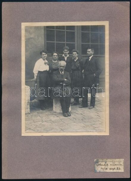 1918 Kerner István (1867-1929) karmester Isoz Kálmán (1878-1956) zenetörténész, Kenéz Katalin és mások társaságában, a Nemzeti Múzeum felvétele, feliratozott, kartonra kasírozott fotó, 13,5x10,5 cm