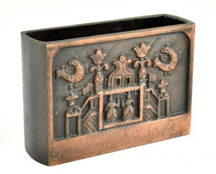 Fehérorosz modern fém tartó eszköz (szalvétatartó?), gazdag népies ornamentikával díszített, jelzett, apró kopásnyomokkal, 9x13x4 cm