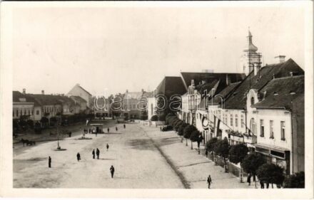 1943 Kézdivásárhely, Targu Secuiesc; Fő tér, üzletek, magyar zászlók / main square, shops, Hungarian flags