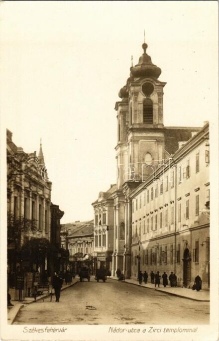 Székesfehérvár, Nádor utca, Zirci templom, Takarékpénztár, üzletek (EK)