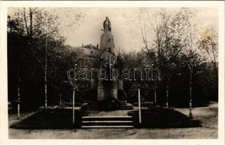 Budapest IV. Újpest, Hősök szobra, emlékmű