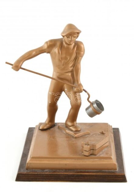 Jelzés nélkül: Öntőmunkás. Bronzírozott fém. fa talapzaton. m: 21 cm
