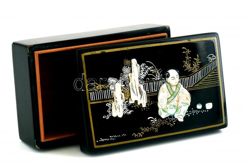 Kínai lakkozott fa doboz, gyöngyház rátétekkel, kézzel festett, sérülésekkel. 8,5x13,5x5,5 cm