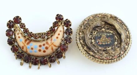 2 db kitűző, mikromozaikos kerek fém, d: 3 cm + hold alakú, vörös kövekkel kirakott fém foglalatban, 3,5x3 cm