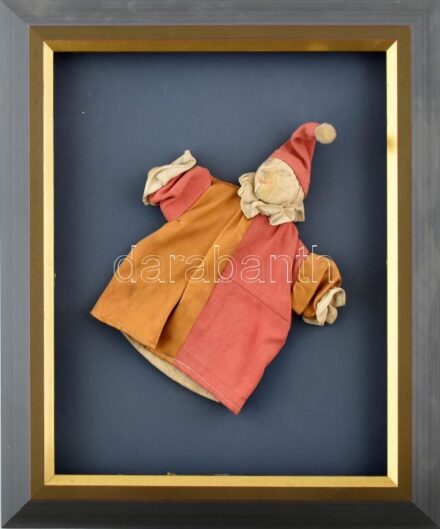 Retro báb bohóc figura, szövet, kb. 30x21 cm. Dekoratív fa keretre applikálva, keret külső méret: 49×41 cm