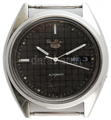 Seiko 5 automata karóra naptár funkcióval, működő, jó állapotban, karcos üveggel. d:36 mm